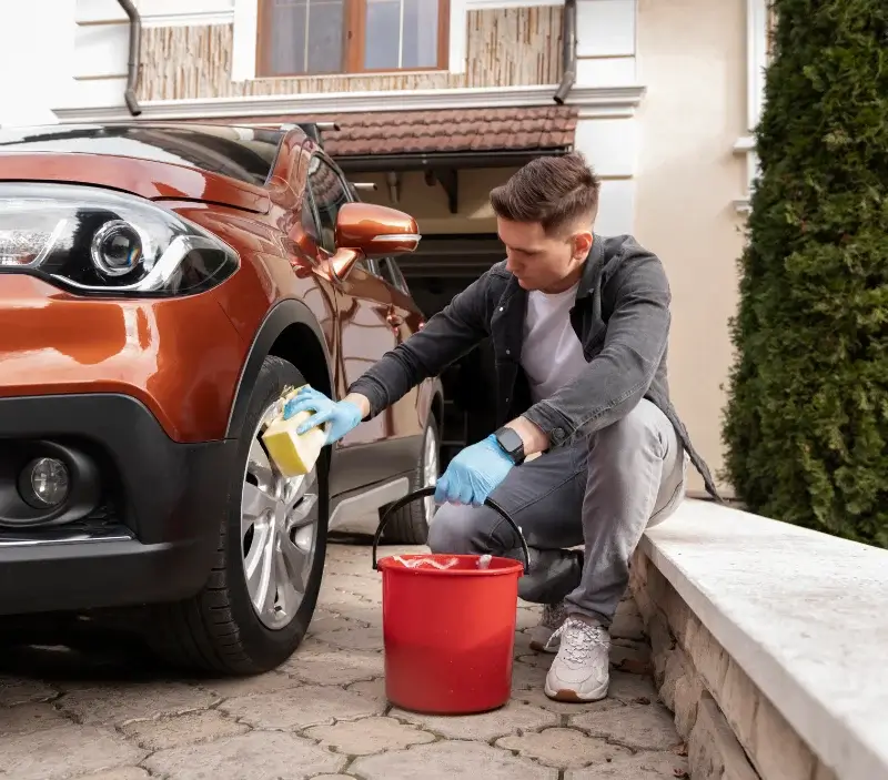 Lavage auto à domicile Lachy : professionnel intervenant sur un véhicule